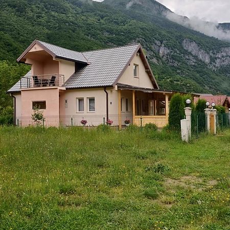 Breti'S Guesthouse Vusanje Экстерьер фото