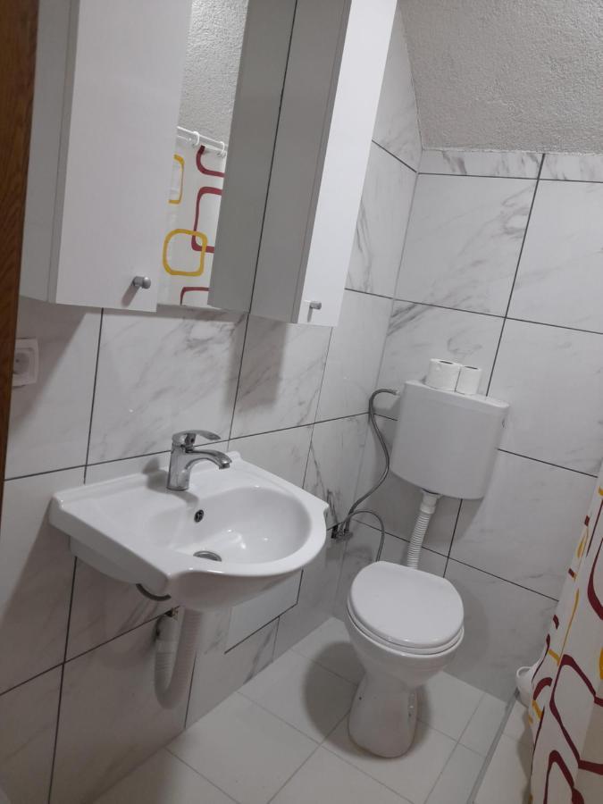 Breti'S Guesthouse Vusanje Экстерьер фото