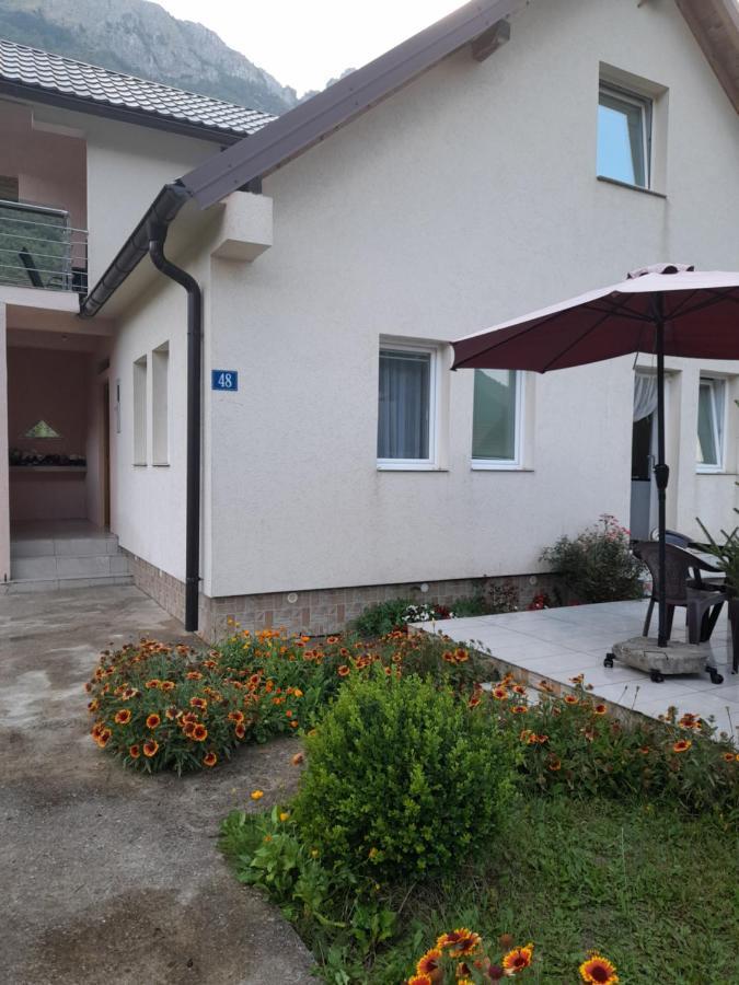 Breti'S Guesthouse Vusanje Экстерьер фото
